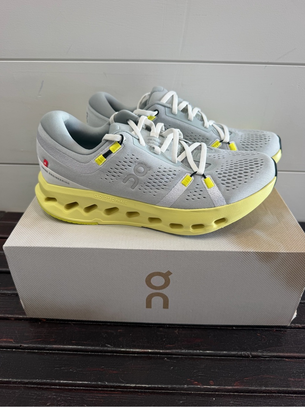 Womens On Cloud Surfer 2